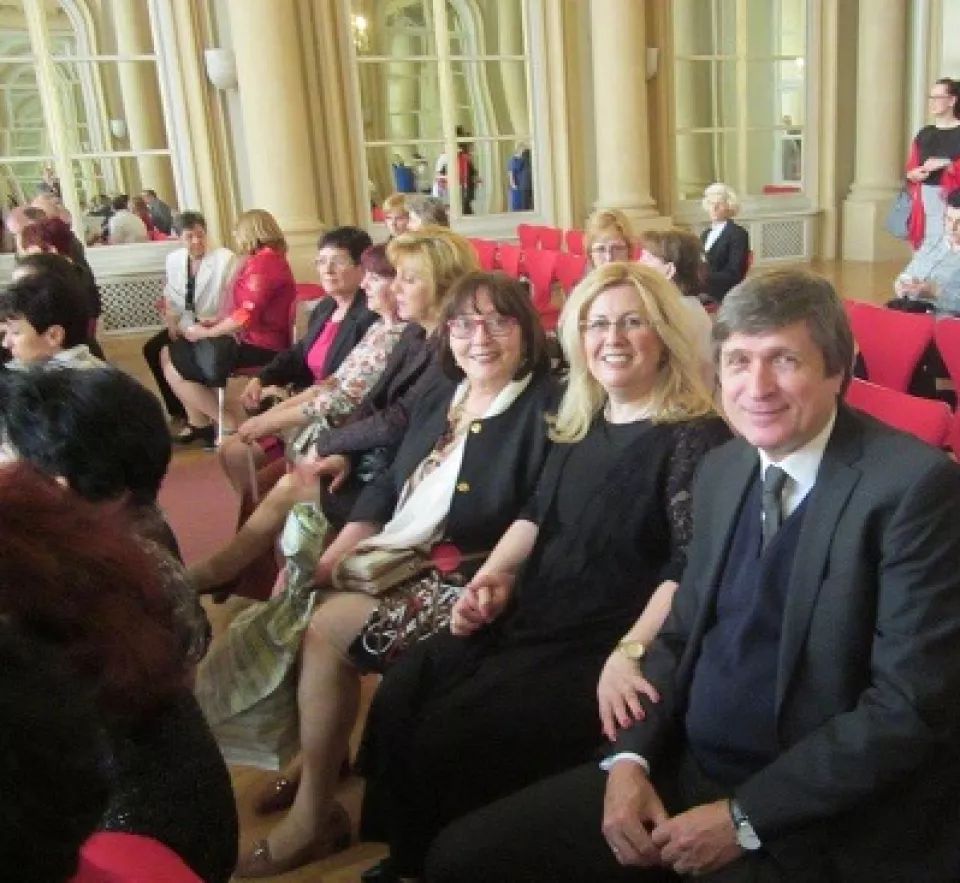 Čestné uznanie dlhoročnému riaditeľovi vajnorskej základnej školy K. Brúderovej    PaedDr. Jozefovi Bratinovi 